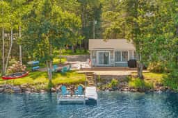 Lakeside Retreat w Jacuzzi ·Kayak Dock & Fire Pit