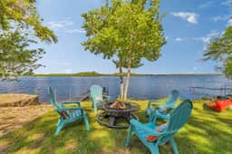 Lakeside Retreat w Jacuzzi ·Kayak Dock & Fire Pit