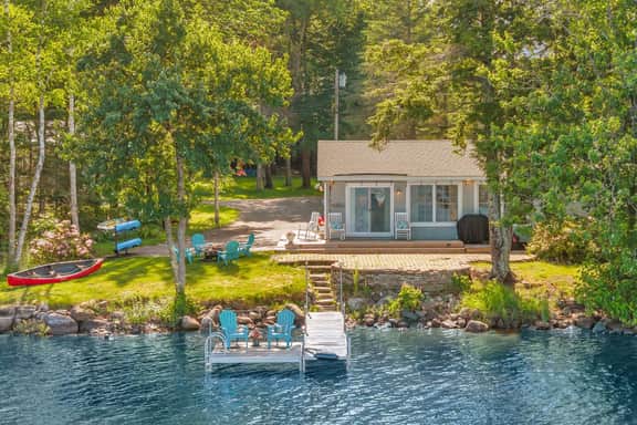 Lakeside Retreat w Jacuzzi ·Kayak Dock & Fire Pit