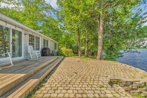 Lakeside Retreat w Jacuzzi ·Kayak Dock & Fire Pit